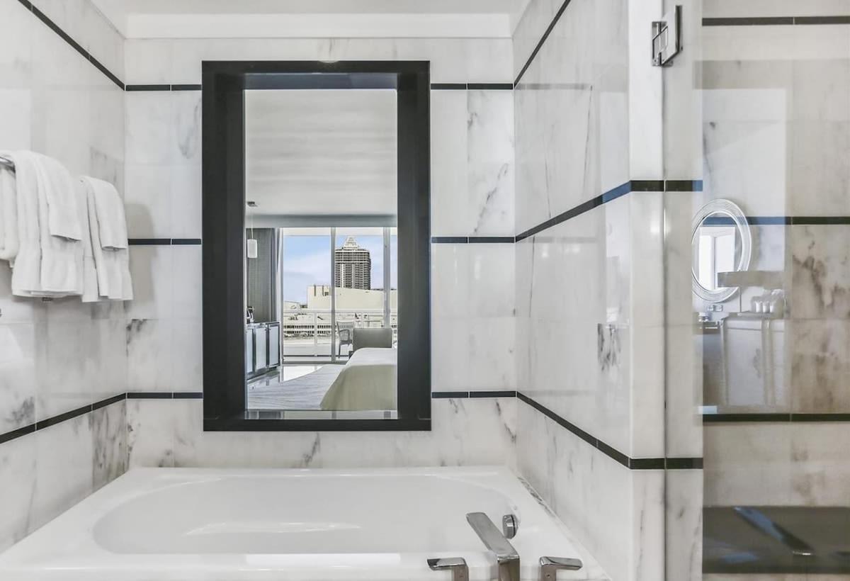 Fontainebleau Resort Balcony W Ocean And City View Маями Бийч Екстериор снимка