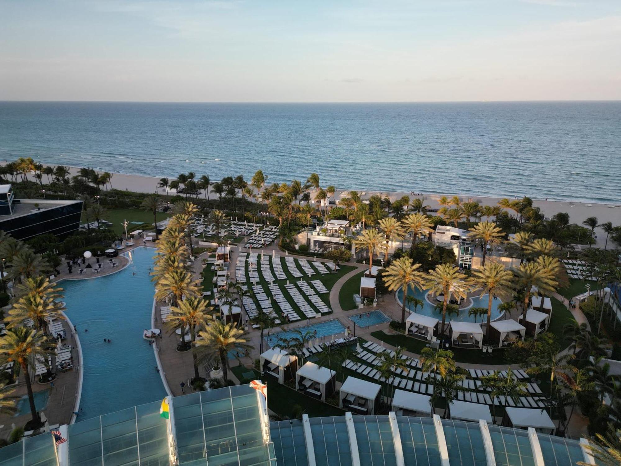 Fontainebleau Resort Balcony W Ocean And City View Маями Бийч Екстериор снимка